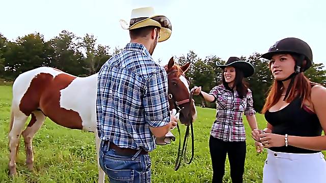 Step cousins Leena Rey and Amanda Bellucci share a hung cowboy
