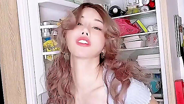 Yui Xin 辛尤里