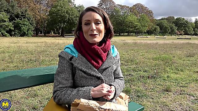 Amateur mature mom provides sex for cash in perfect POV