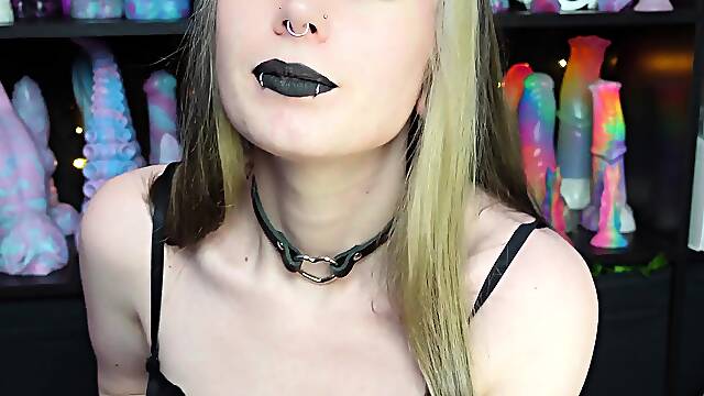 Annalisa is an amateur teen babe fucking the toy