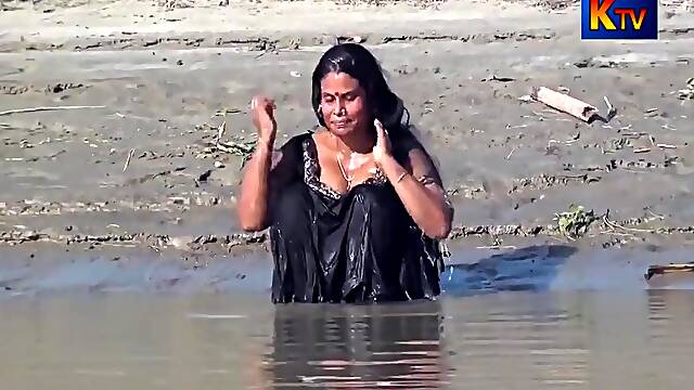 Desi Aunty Bathing