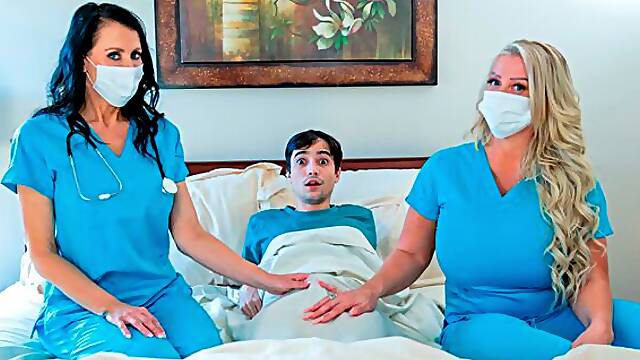 Astonishing babes Alura Jenson and Reagan Foxx love dick-riding