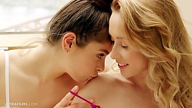 Gorgeous babes Alissa Foxy and Kelly Collins are eating pussies