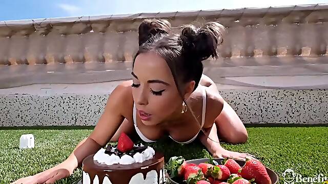 Cake and cream – Anastasia Brokelyn plays with her bootie and screws herself with a dildo benefit monkey