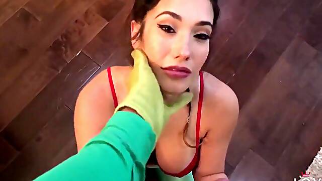 Eva Lovia In How The Grinch Stole