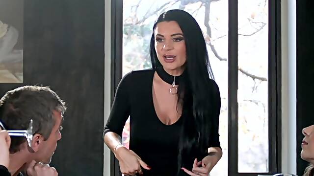 Ellie lets herself be guided towards the ultimate pleasure! - Jacquie et Michel TV