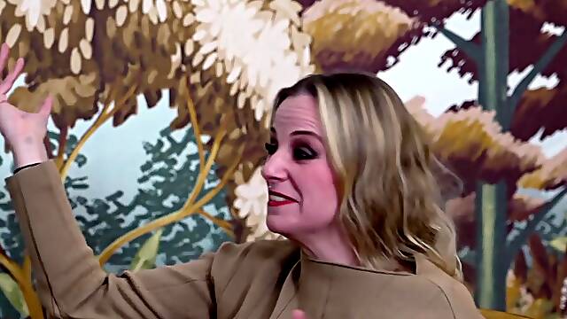 Alrox knows how to surround himself... - Jacquie et Michel TV