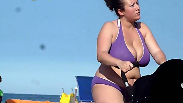 Candid MILF Huge Busty Beach Cleavage