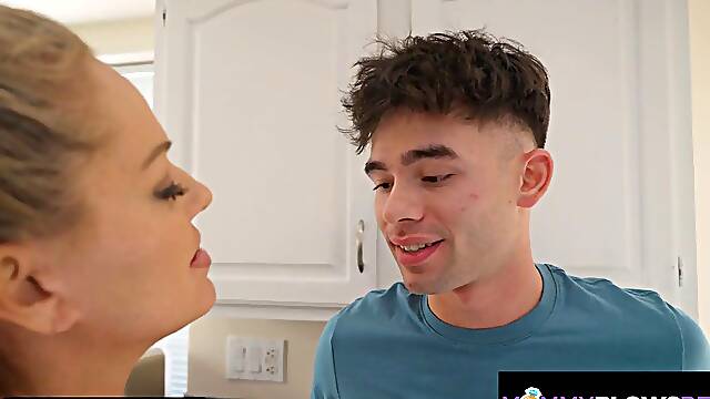 Busty Taylor Vixxen, Divorced Mommy with Big Tits, Delivers Drool-Drenched Sloppy