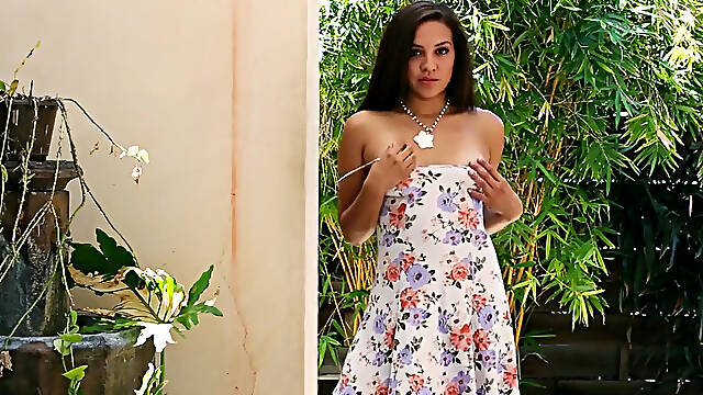 Tanned Dani Maze plays with new sex toy