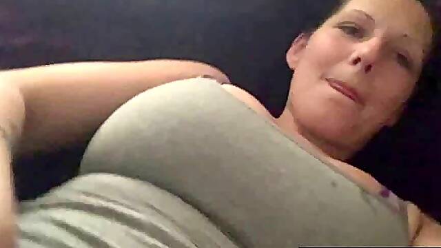 Hot Italian MILF Cools Off Inside with a Quick Solo Session