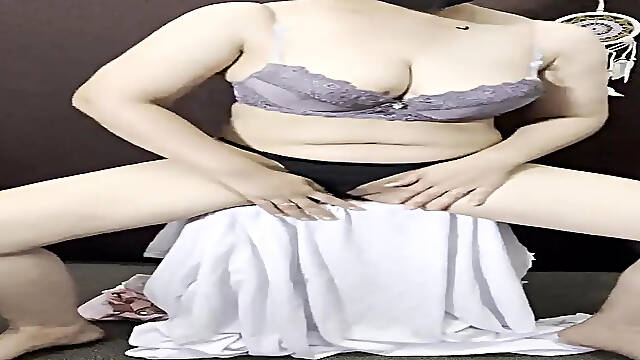 Beautiful Asian Mom Masturbates Live in HD 1080p
