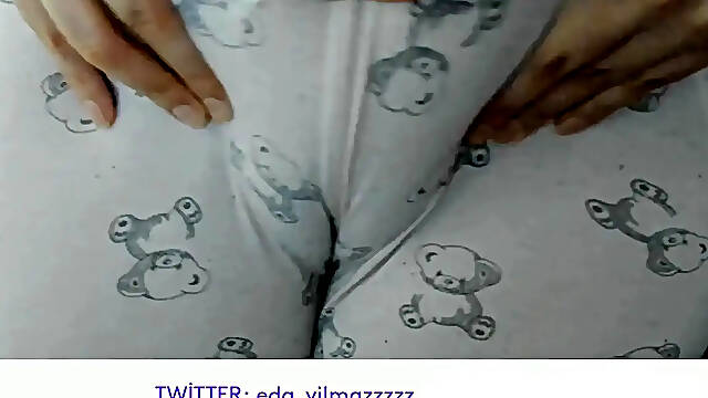 Turkish MILF shows off camel toe in yoga pants
