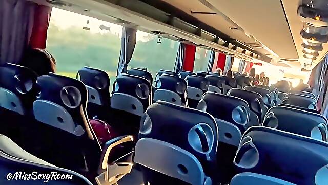 Troiett Italiana Si Spoglia E Si Masturba In Bus