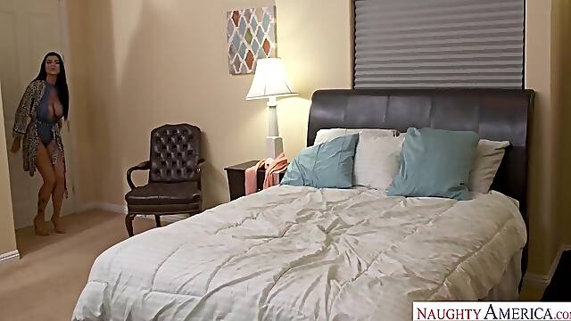 Romi Rain And Ryan Driller - Seductive Brunette Uses Ryans Thundercock To Clean Her Pussy In The Shower