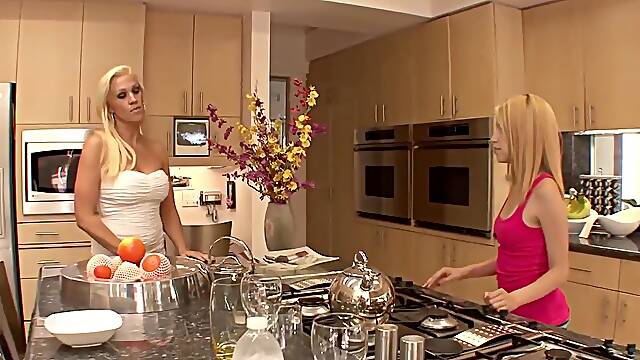 Mae Olsen And Ava Delanie In Has Her Pussy Licked By Lesbian