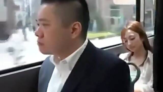 Stupro di una tettona culona giapponese sul bus