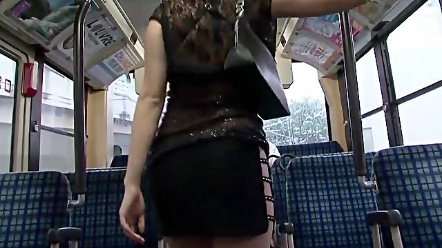 Une superbe Japonaise baise avec un inconnu dans le bus