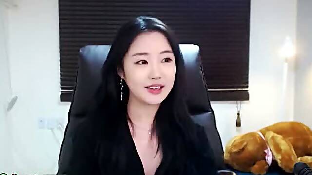 Korean hot cam babe showing her body