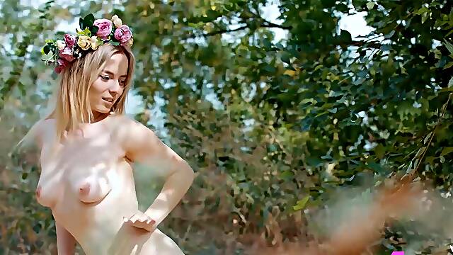 Cute European MILF model passion posing and beauiful babe exposed hot body