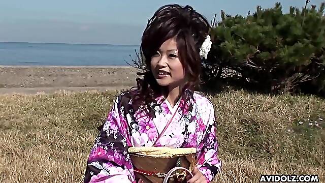 Tempting geisha makes me horny!