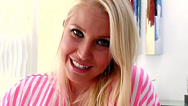Buxom Vanessa Cage's enormous naturals in action