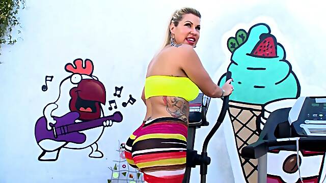 Savana has one of the best booties ever and wants the anal drilling