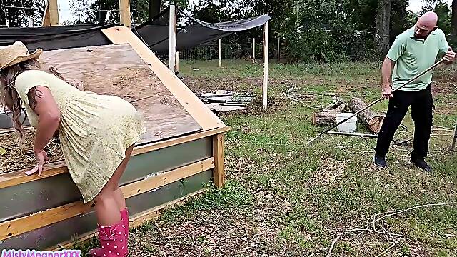 Excited Garden mother Id like to fuck screws the Landscaper and SQUIRTS everywhere