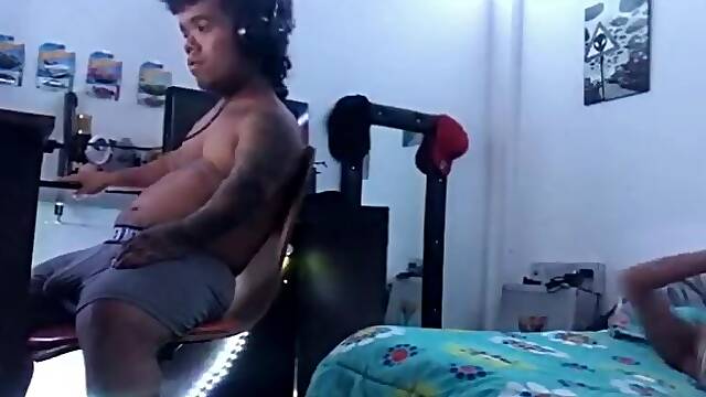 Mientras trabajo en el computador la puta de Daniela me lo chupa y termino follando en la silla