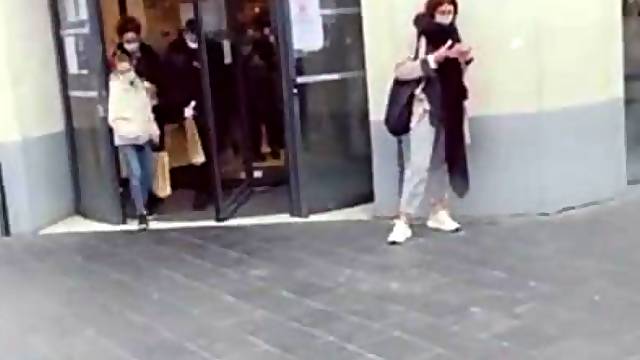 Jeweln_22- Défi- française enlève son string en public,suce et baise avec un inconnu dans un parking