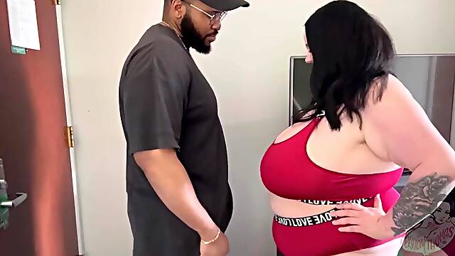 Big beautiful woman screws doordash driver