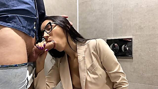 Screwed a hawt secretary in the office biffy
