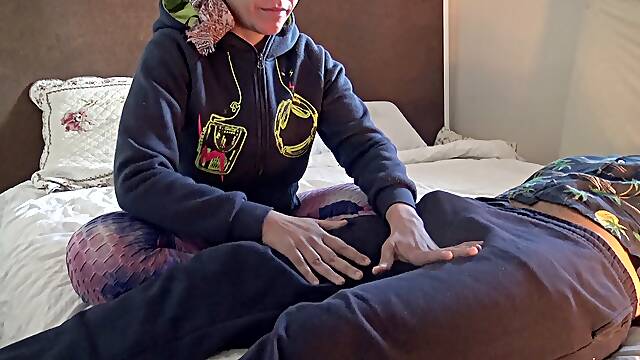 Evimizin Temizlikcisi Ayse Abla Evin Genci Erkegine Masturbasyon Yapiyor Turkish Cleaner