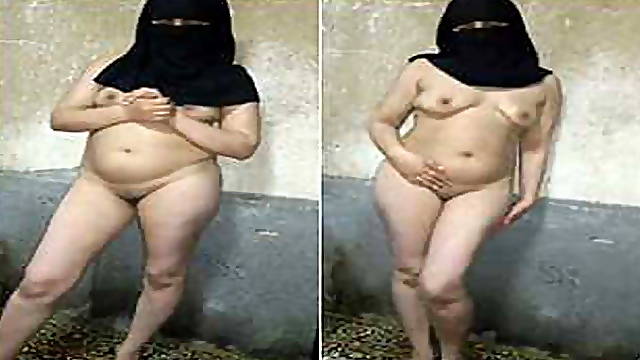 Indian desi sexy muslim bhabhi strip tease nude big boobs