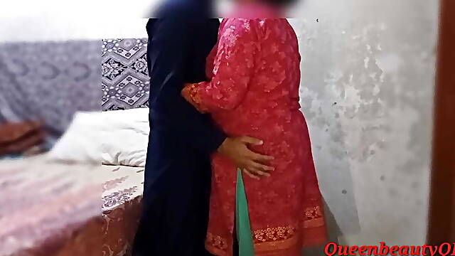 Muslim Indian Desi Sexy Aunty ko Hot young boy ne chod diya, Homemade video by QueenbeautyQB 