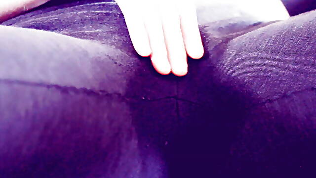 Louna vahia, squirt and pee yoga pant. Hard orgasme