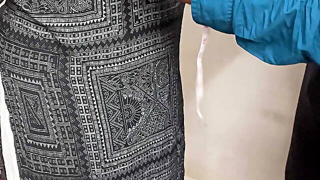 Tailor maap lete hue bahar nikal di dono doodh ke dukan 