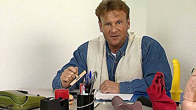 Blonde Studentin testet Stiefpapas Dildo Sammlung 