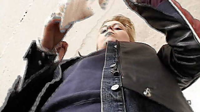 Alter Mann bekommt den ersten Tittenfick