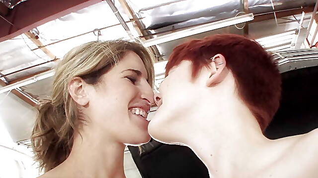 Lesben treiben es auf auto vom Liebhaber 