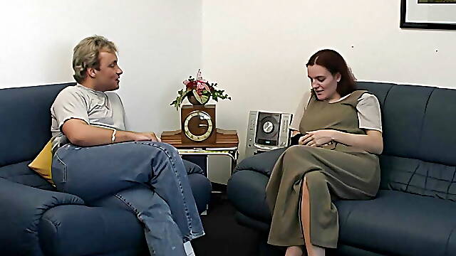 Junge verlassen mutter brucht geld und blaesst dafuer dem reporter den schwanz