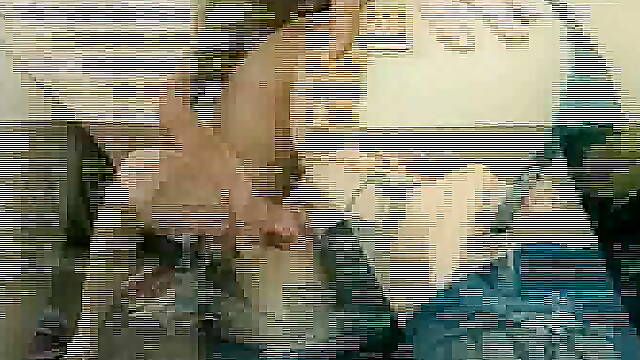 Blonde Milf wird im Urlaub hart gefickt