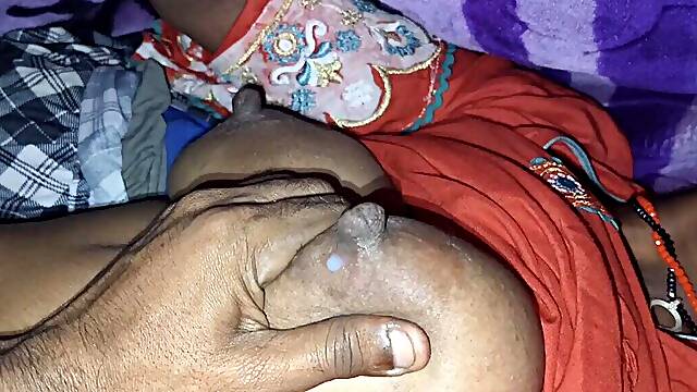 Suman ko rat me boobs se dhoodh nikal ke aur kamar me kala dhaga bandh ke raat bhar pela 