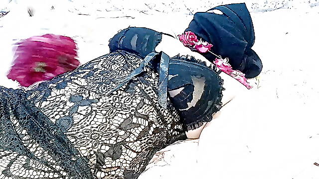 Sehar Umar was welcomed by the customer with flowers