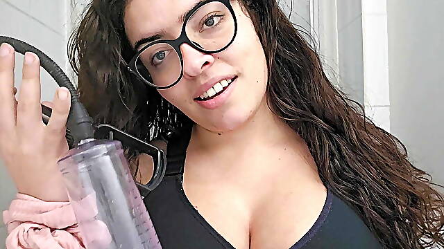 Suzzy guides you during a pumping session