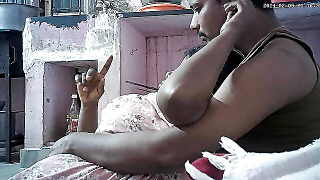 Indian house wife lips kissing and boobs pressing