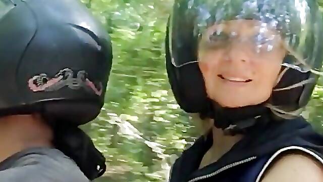 Ride in motion with a slut who gets her ass screwed