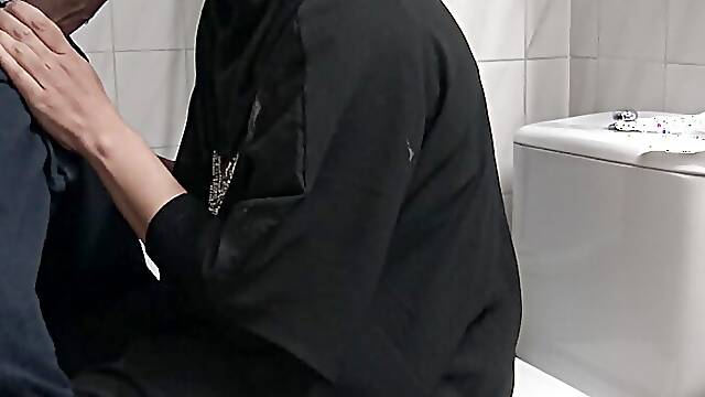 Afghani immigrant lets black Sainsburys coworker cum in her mouth
