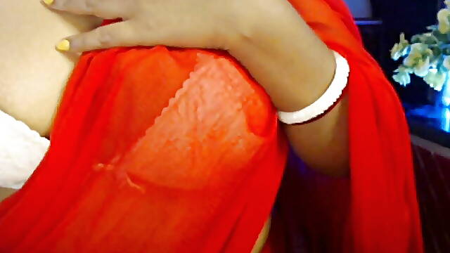 Hot Sexy Solo Girl Sexy Mood Boobs Show in Saari and Bra