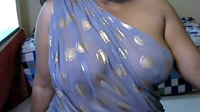 Big boobs hot desi girl shows her boobs by removing her bra in sexy cleavage her boobs, her nipples also sexy.
